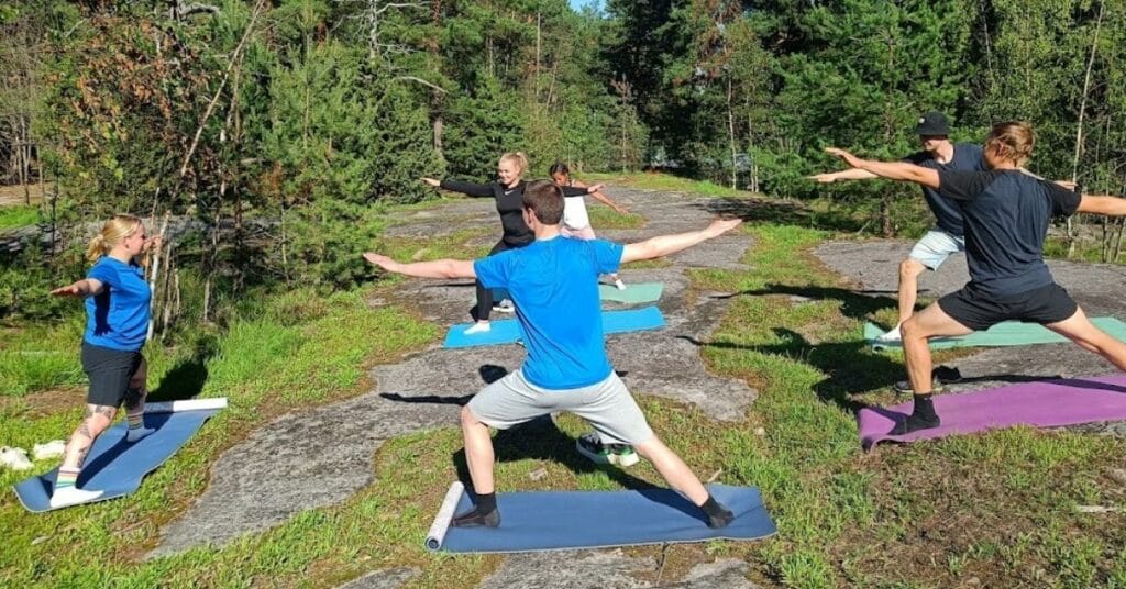 Metsäjooga osana virkistävää tyky-päivää luonnon keskellä