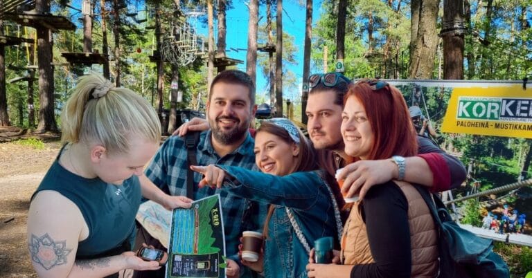 Tyky-päivä luonnossa – yritystiimi viettämässä virkistyspäivää