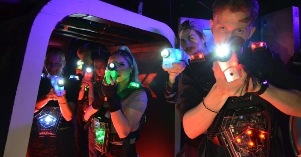 Lasersota yrityksen pikkujouluissa – aktiivinen mutta tyylikäs alku iltaan