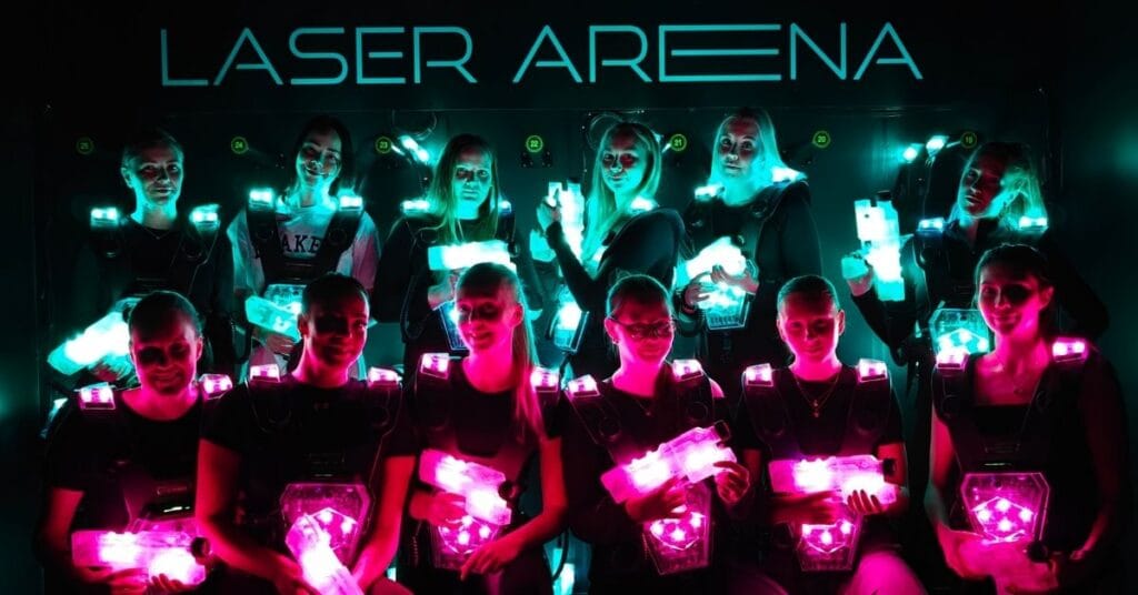 Laserareena sopii isoille ja pienille tiimeille – yhdessä tekemistä