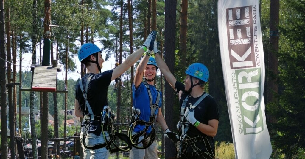 Rentoutunut yritystiimi nauttii tiimitapahtumasta ilman stressiä