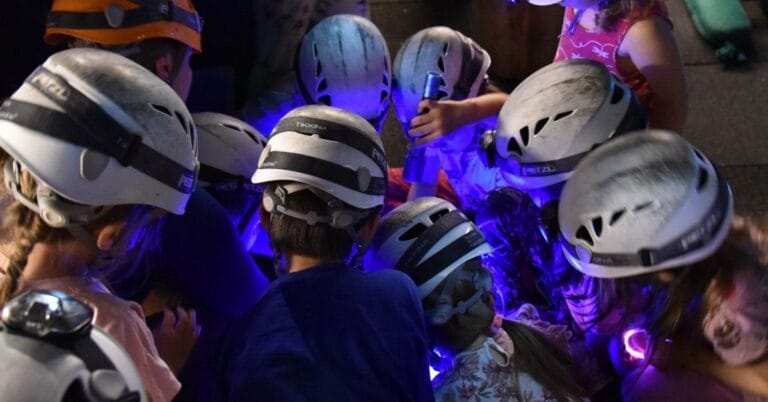 Joukko lapsia tutkii Luolaseikkailun aarrekarttaa