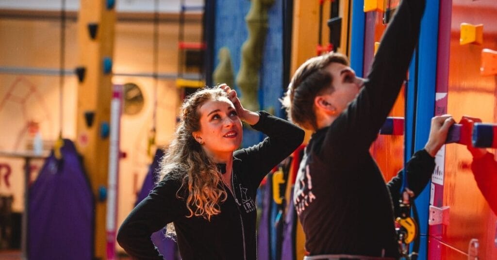 Luokkaretket ja kouluryhmät -artikkelikuvitus 1200 x 268 px 4 - Active Entertainment Kaksi nuorta aikuista suunnittelevat, miten edetä