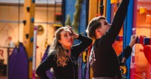 Kaksi nuorta aikuista suunnittelevat, miten edetä