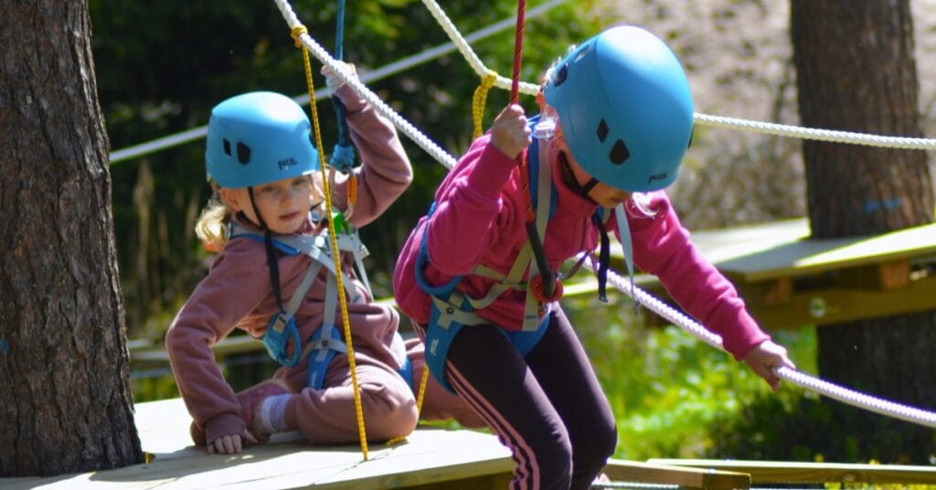 Kaksi lasta seikkailemassa kantoradalla
