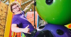 Energinen aikuinen nauttii kiipeilystä