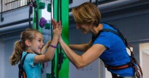 im-lapsijaaikuinen-1200x628px - Active Entertainment Lapsi ja aikuinen iloitsevat kiipeilykeskuksessa