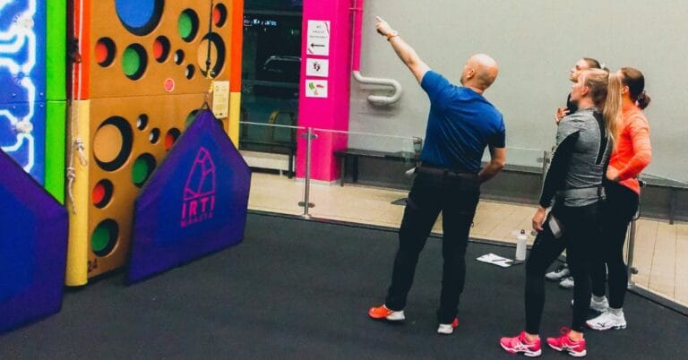 Aikuisten ryhmä valitsee kiipeilyseiniä