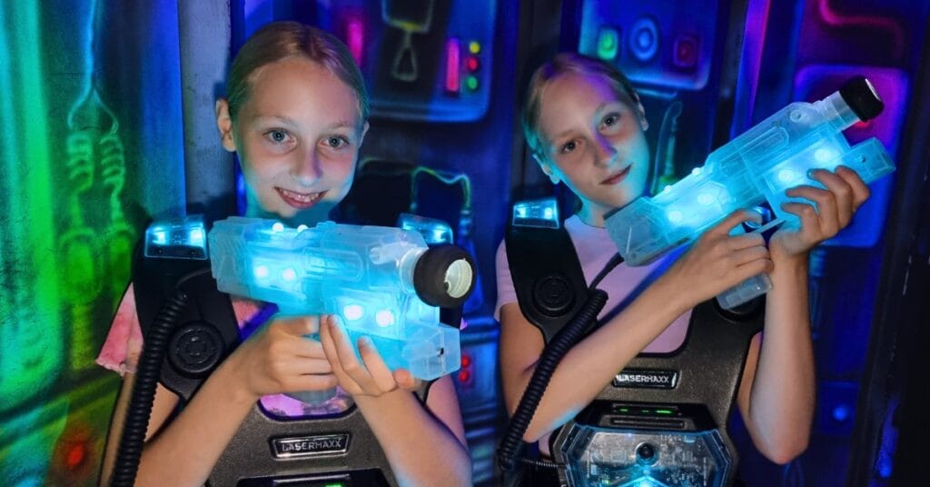 Kaksi tyttöä pelaamassa laserpeliä Laserareenalla