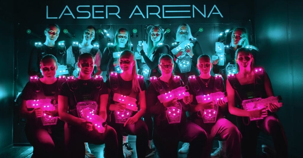 Joukkue Laserareenalla valmiina peliin