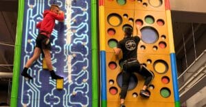 Irti Maasta-kiipeilyä - Active Entertainment Kaksi nuorta miestä kiipeilemässä Irti Maasta-keskuksessa