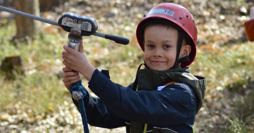 Poika kiipeilemässä Seikkailupuisto Korkeessa