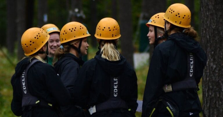 Ryhmä Korkeen Seikkailupuistossa Paloheinässä