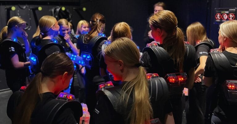 Nuorten ryhmä valmistautumassa laserseikkailuun Laserareenalla